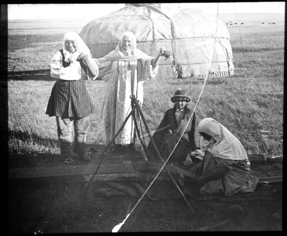 Жюль Мари Кавелье де Кювервиль. Женщины, строящие юрту. 19 век / Bibliothèque nationale de France / Gallica