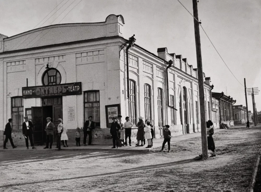 The ‘Oktyabr’ cinema in Semipalatinsk. 1930 / Central State Archive of the Committee for Film and Documentary Funds