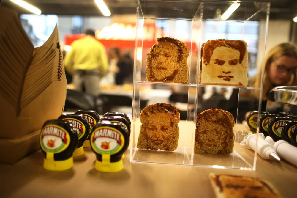 Портреты на тостах нарисованные с помощью мармайта. Выставка экспериментального продовольственного общества. Лондон, Англия. 2013 год/Getty Images 
