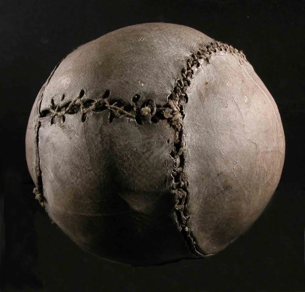 Самый старый футбольный мяч в мире, 1540 года выпуска, находится в замке Стерлинг./Smith Art Gallery & Museum, Stirling