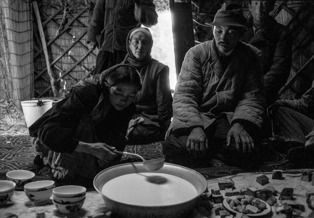 Қазақтың киіз үйінде. Үрімжі, Шыңжаң-Ұйғыр автономиялық ауданы, Қытай Халық Республикасы, 1956 жыл / Getty Images