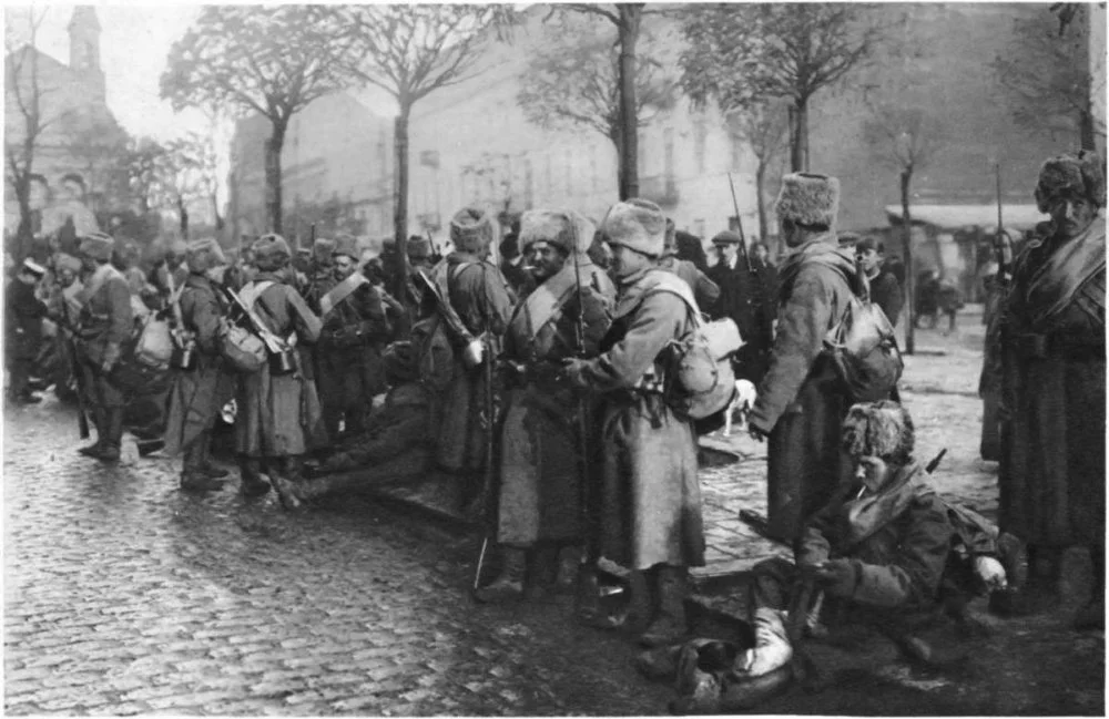 Сибирские пехотинцы в полевом снаряжении в Варшаве. 30 декабря 1914 год / Project Gutenberg