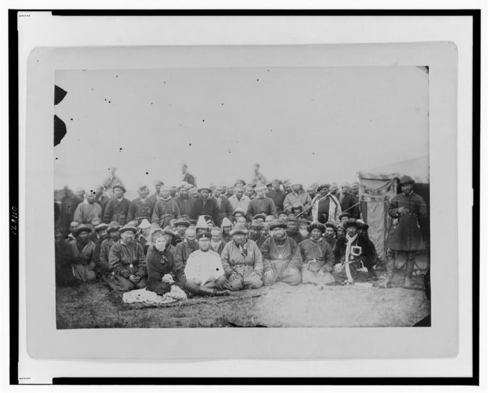 Казахи с местным русским губернатором и его женой. Около 1885–1886 годов / Библиотека Конгресса США