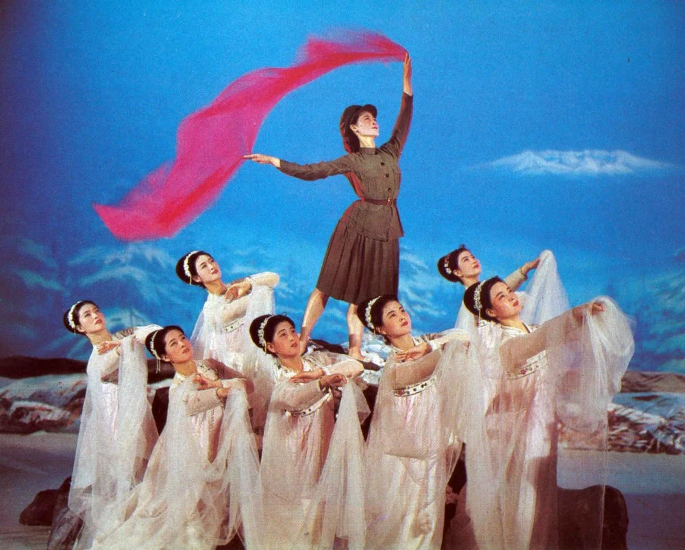 Танец «Идет снег». Художественный ансамбль Мансудэ. Северная Корея/Getty Images