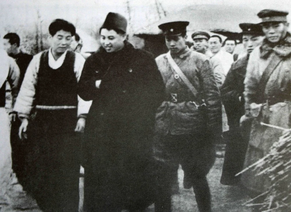 Ким Ир Сен жер реформасының орындалу барысын тексеруде. 1947 жыл/Getty Images
