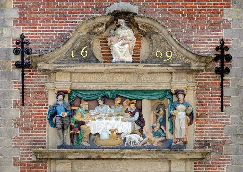 Gouda, Netherlands. Lazaruspoortje (1609) - Former Entrance To Leper Hospital. Sculpted Pediment Above Doorway/Alamy