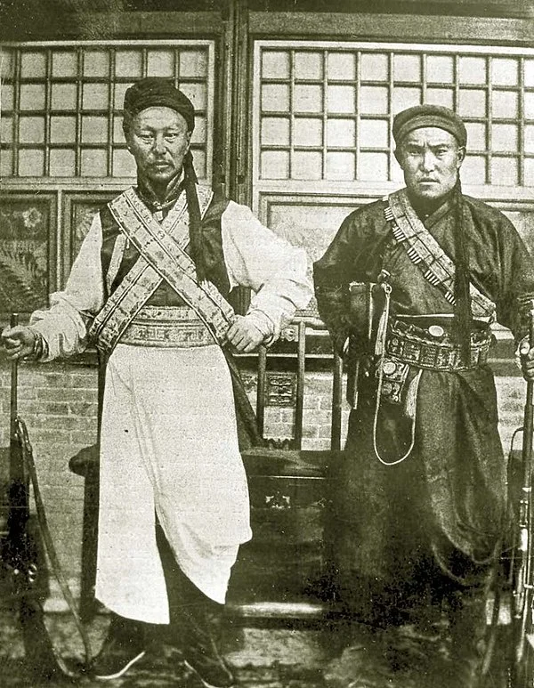 Тогтохо-гун и Джа Лама. Деятели вооружённого антикитайского восстания. 1913 год.