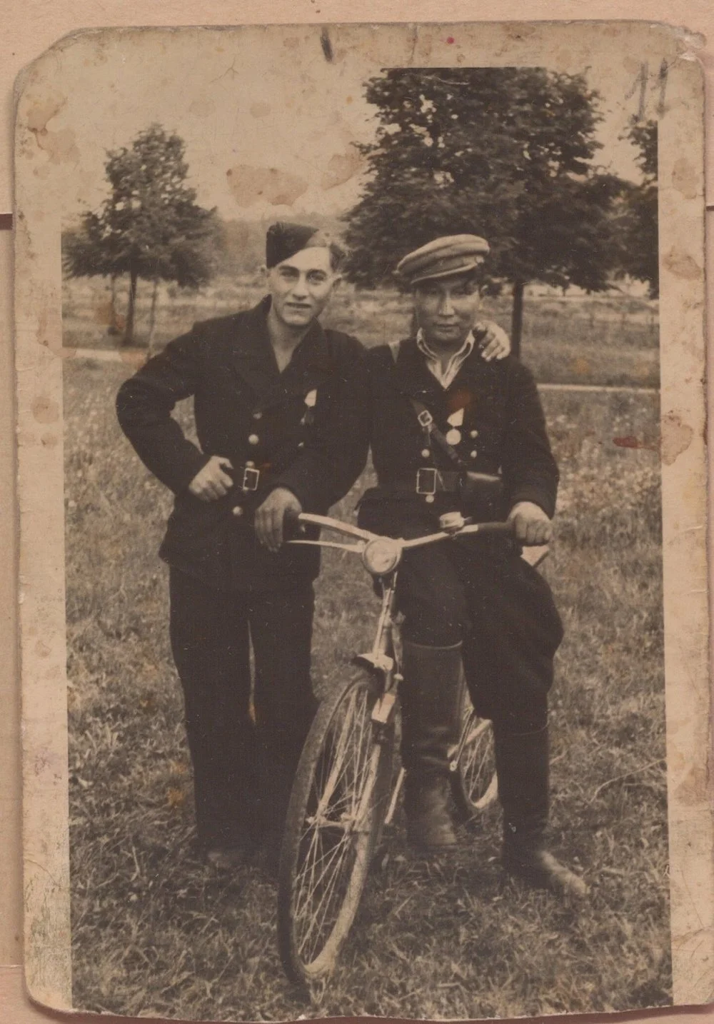 Телжан Желқожинов (оң жақта). Любляна, 1940 жылдар / Қазақстан Республикасының Орталық мемлекеттік архиві