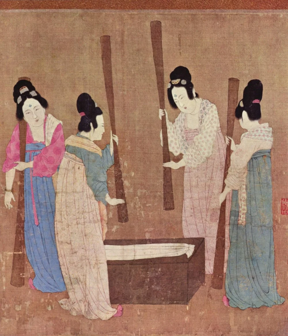 Подготовка шелка к покраске. Китай. 12 век/Wikimedia commons