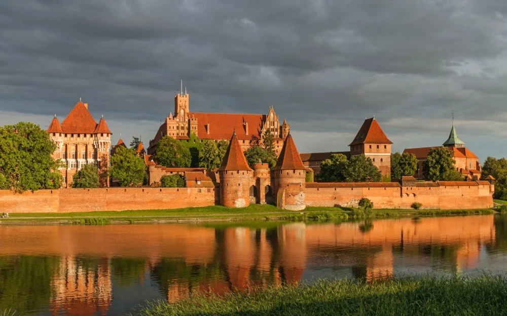 Замок Мариенбург в Мальборке на реке Ногат в Польше/Shutterstock