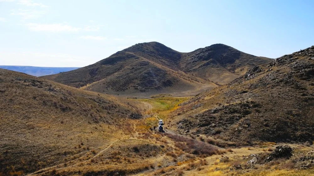 View of the pass through which the trail passes from the central sanctuary/Olga Gumirova