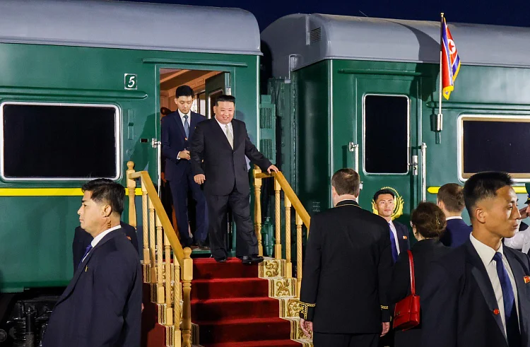 Ким Чен Ын выходит из своего бронированного поезда на границе с Россией/Getty images