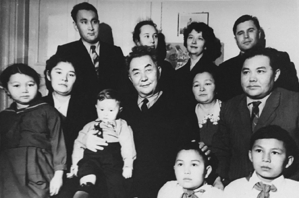Academician Kanysh Satbayev with his family/Wikimedia Commons