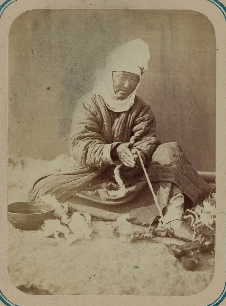 Жүннен арқан иіру. «Түркістан альбомы», ІІІ бөлім, 45-бет. 1871–1872 / Library of Congress