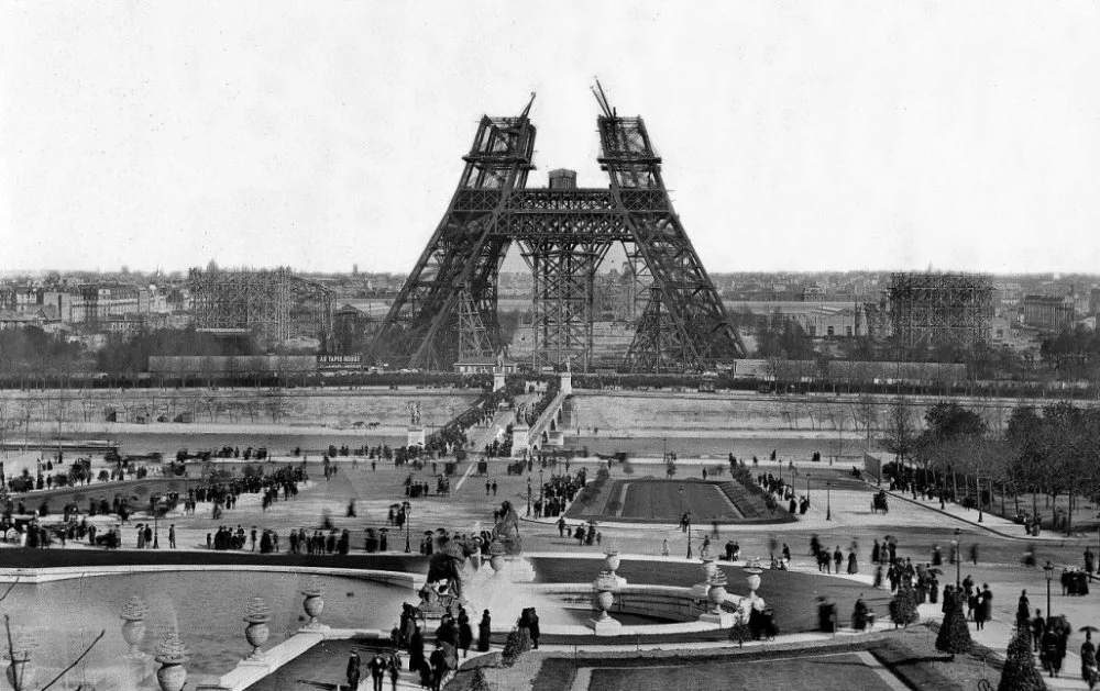 Эйфель мұнарасының құрылысы. Париж, Франция. 1888 жыл /Photo by Roger Viollet/Getty Images