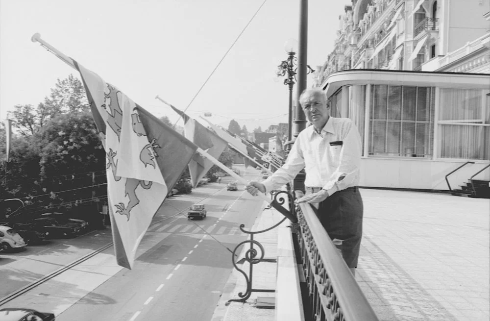 Владимир Набоков позирует на террасе отеля Монтре Палас, где он остановился. Монтре (Швейцария), 1973/Walter Mori/Getty Images