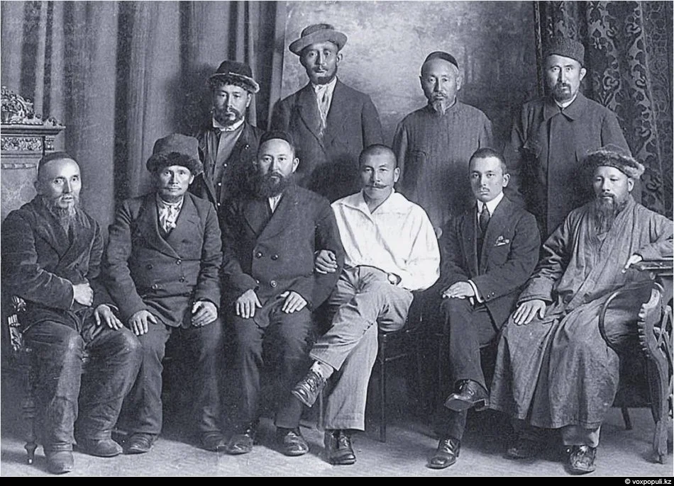 Алаш партиясы. Суретте солдан оңға қарай, 1-қатарда: Жақабай Əтікеұлы, Жұбандық Болғанбайұлы, Турағұл Абайұлы, Əлихан Бөкейхан, Райымжан Мəрсеков. Семей. 1918 жыл / Wikimedia Commons