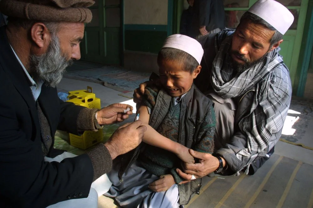 Мальчик получает прививку от кори. Кабул, Афганистан. 2002 год /Getty Images