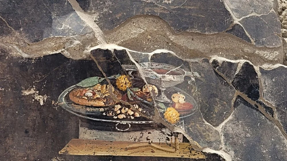 Фреска из Помпей. Не позднее 1 века н.э. Среди блюд лепешка, напоминающая пиццу. Изображений пасты в древнеримской живописи пока не обнаружили/Parco Archeologico di Pompei