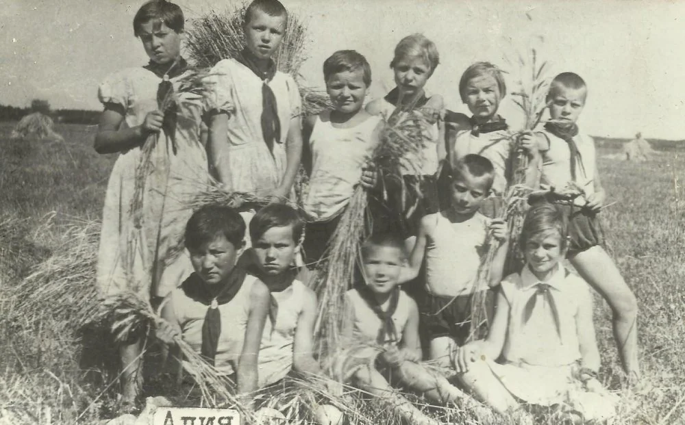 Presumably the picture was taken in an orphanage. Aliyah is at the bottom left/E-history