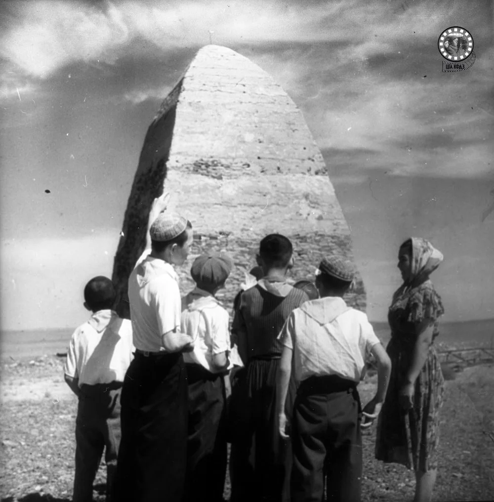 «Қозы Көрпеш — Баян Сұлу» ескерткіш-кесенесінің жанындағы Қызылқия орта мектебінің оқушылары, 1961 жыл / ҚР ОМ КФДЖА