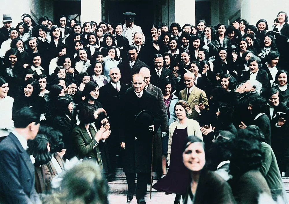 Ататүріктің Измирдегі әйелдер лицейіне келуі, 1931 жылдың 1 ақпаны / Wikimedia Commons, Public Domain