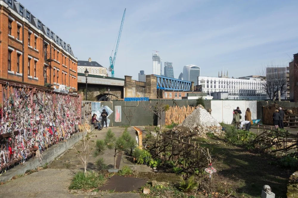 Cross Bones Graveyard and Memorial Garden - a disused post-medieval burial ground on Redcross Way in Southwark, London, UK/Alamy