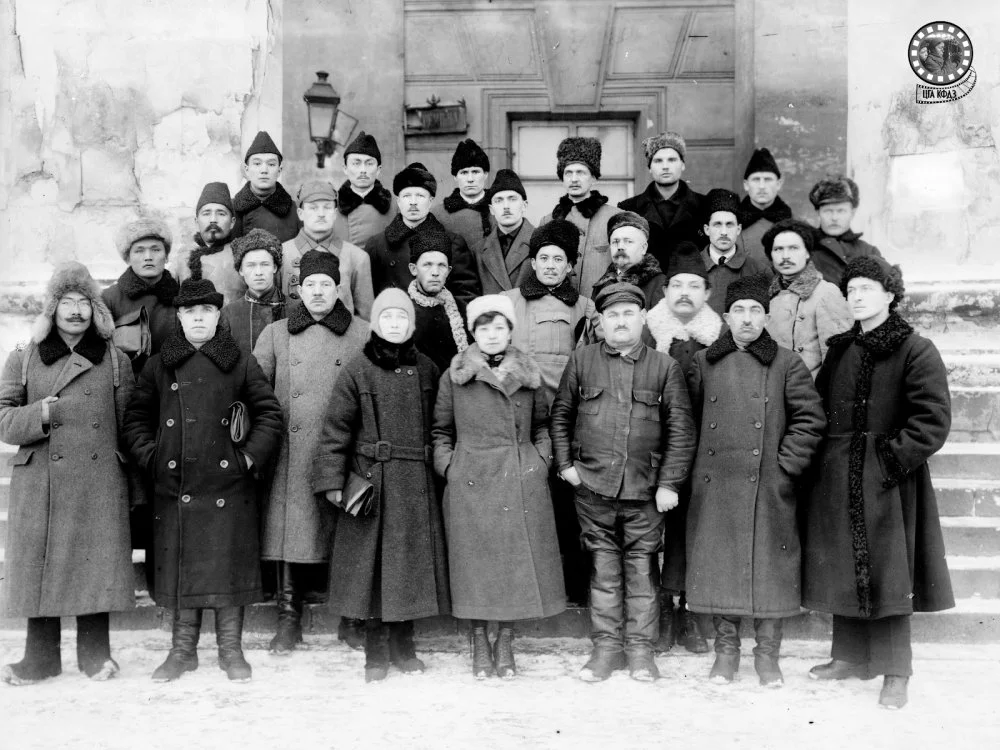 Қазақстан атынан Х кеңестер съезіне қатысушылар. 1-қатар: Х.Досмұхамедұлы (сол жақта), А.Оразбаева (сол жақтан 4-ші), 2-қатар: А.Досов (сол жақта), С.Меңдешев (сол жақтан 5-ші).