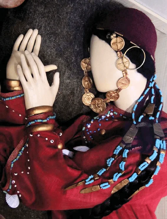 Реконструкция женского костюма из Лисаковского могильника. Андроновская культура. Казахстан/Wikimedia commons