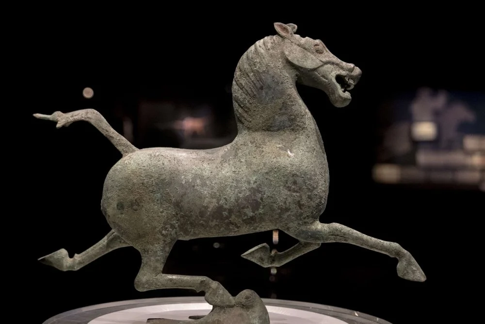Летящая лошадь. Бронзовая статуэтка. Китай, провинция Ганьсу. Эпоха Империи Хань (2-3 вв. н.э). Подобные изображения лошадей в Китае распространяются после ввоза в страну лошадей из Центральной Азии, которых считали «небесными» существами / Getty Images