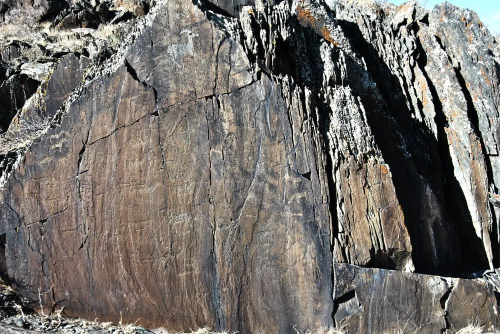 Slab with petroglyphs. Image/Olga Gumirova