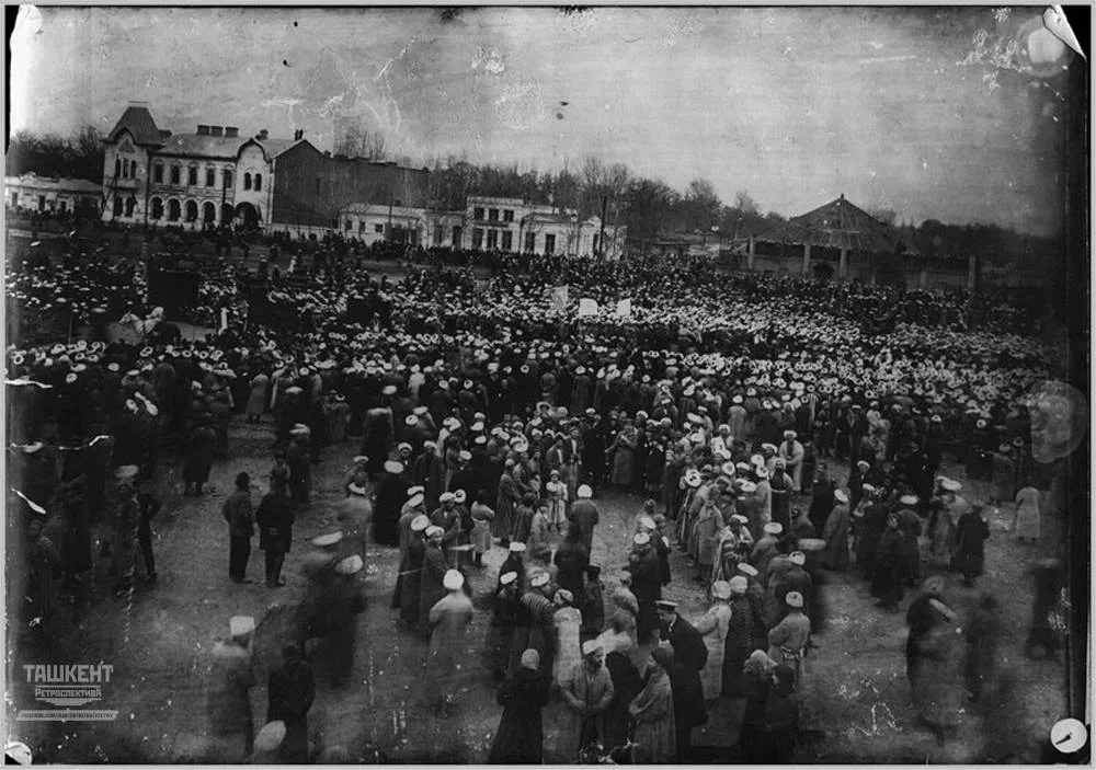 Қоқан, 1917 жылдың қарашасы. Қоқан автономиясын қолдаған демонстрация / https://mytashkent.uz/