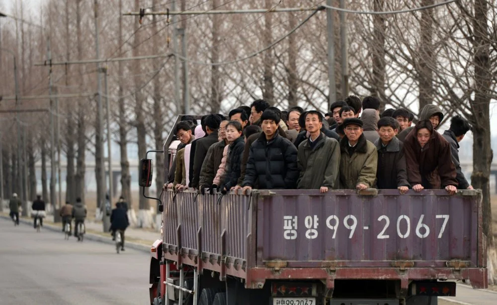 Северокорейцы едут на работу в Пхеньяне. 2012 год/ AFP
