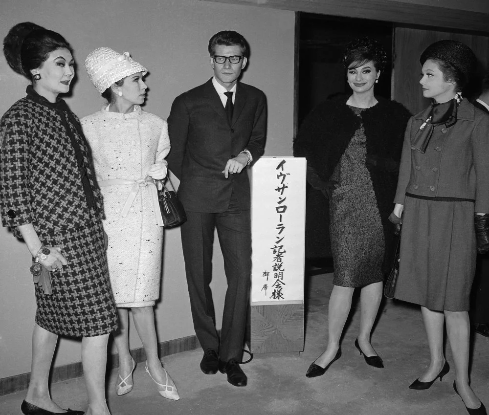 JAPAN - APRIL 01: Tokyo. The French fashion designer Yves SAINT LAURENT is presenting his latest creations at Okura hotel. From left to right : the model Alla Ilitchoun de DULMEN, the artistic director and model Victoire THEROND, the fashion designer Yves SAINT LAURENT, the British models Christine TIDMARSH and Paule of MARINDOL. /Getty Images