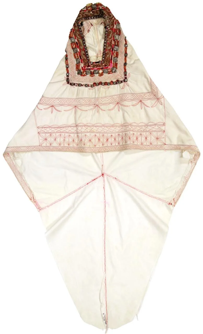 Кимешек. Алматинская область, 1950 год. Хлопчатобумажная ткань, коралл, перламутр, бляшка / Из фонда Национального центрального музея Республики Казахстан 