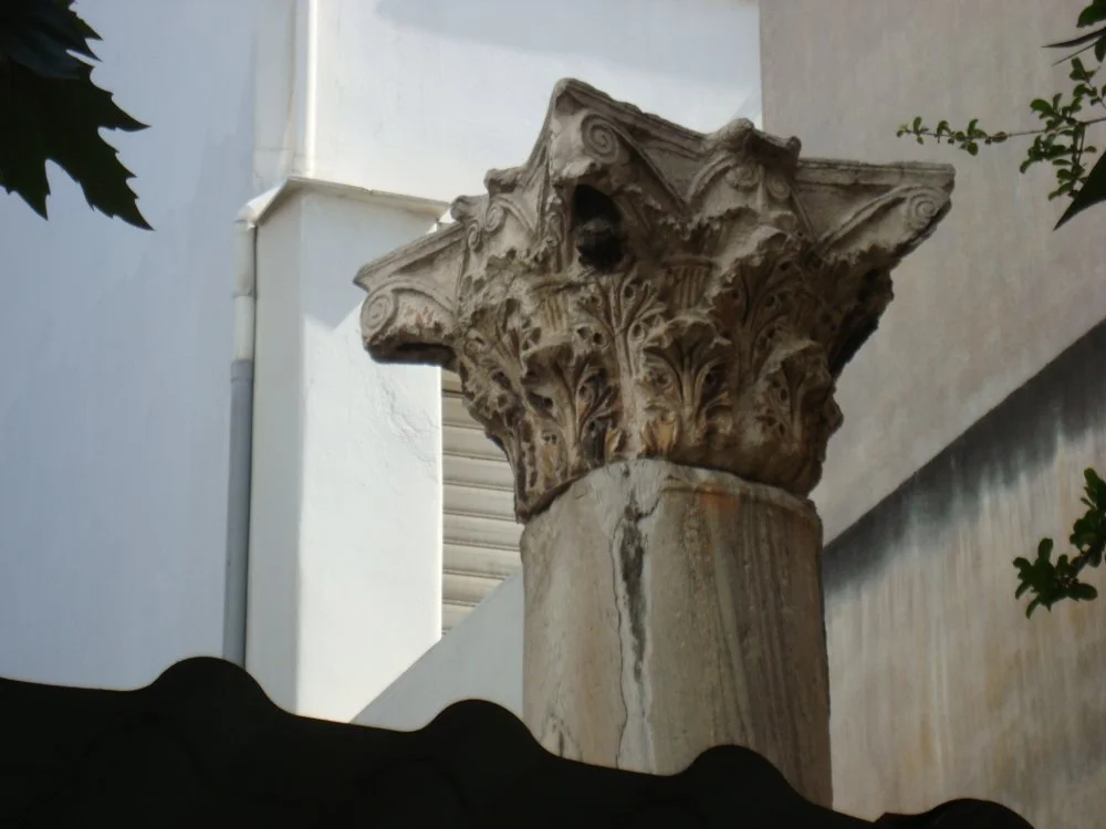Коринфская колонна выступает через крышу маленькой церкви Святого Иоанна Крестителя в Афинах/Dan/Flickr