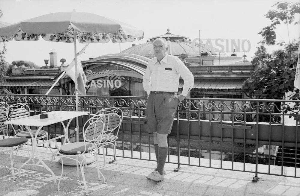 Владимир Набоков на террасе отеля Montreux Palace, где он остановился. Монтре (Швейцария), 1973/Getty images