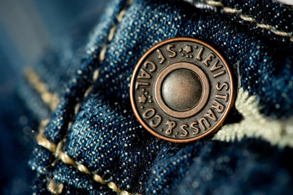 Levi Strauss фирмалық түймесі/Alamy