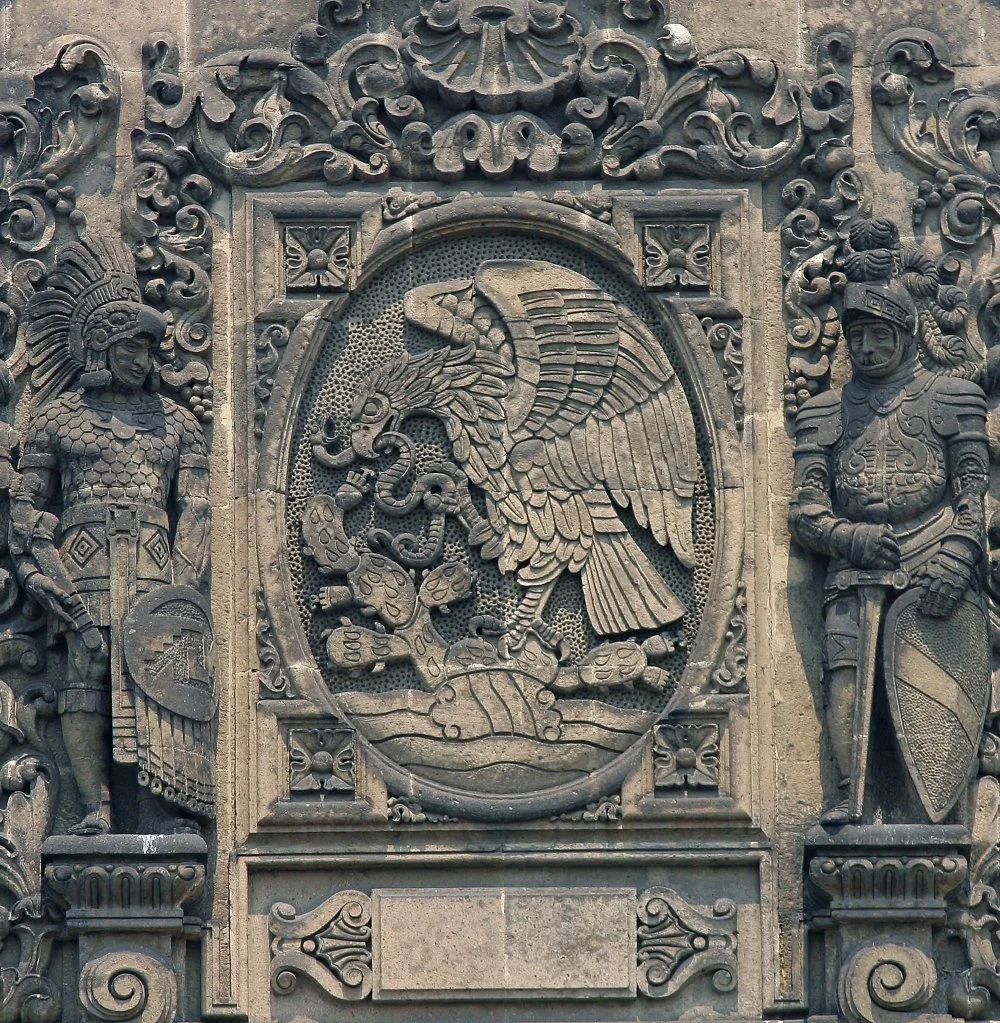 Герб Мексики на фасаде Национального дворца в Мехико/Wikimedia commons