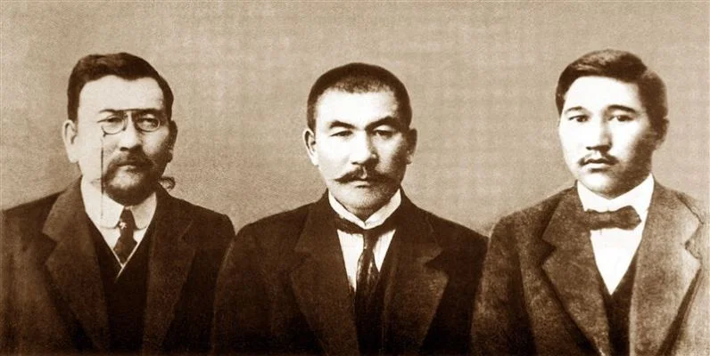 «Қазақ» газетінің негізін қалаушылар. Солдан оңға қарай: Ахмет Байтұрсынұлы, Әлихан Бөкейхан, Міржақып Дулатұлы. Орынбор. 2 ақпан, 1913 жыл / Wikimedia Commons