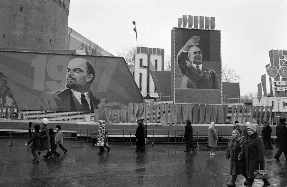 Портреты Ленина и Брежнева на Красной площади во время празднования 60-летия Октябрьской революции. Москва, 7 ноября 1977 года / Getty Images