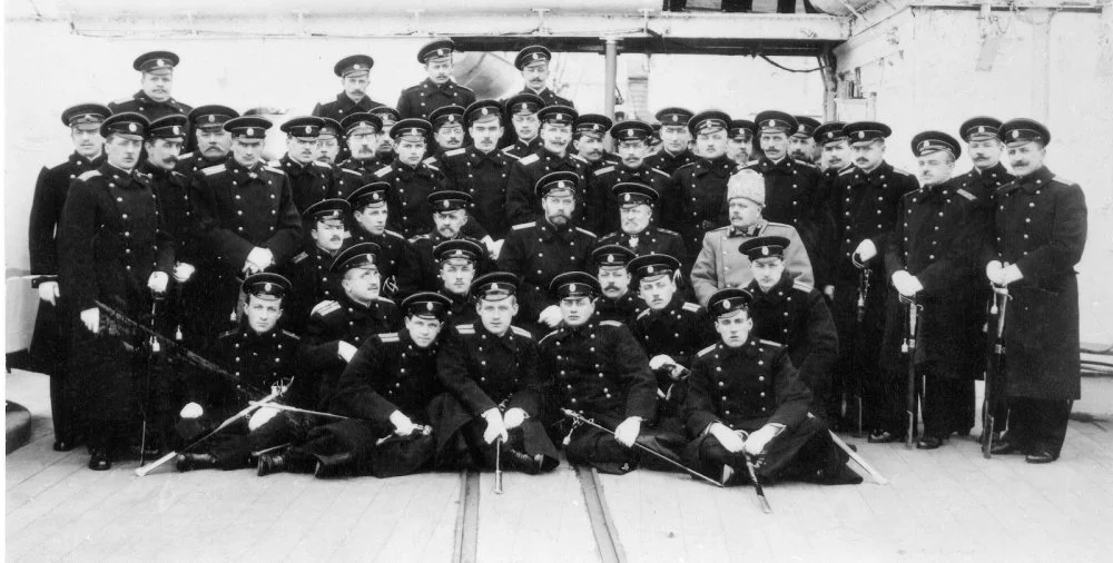 Николай II среди офицеров на крейсере «Россия». 1915 год / Wikimedia commons