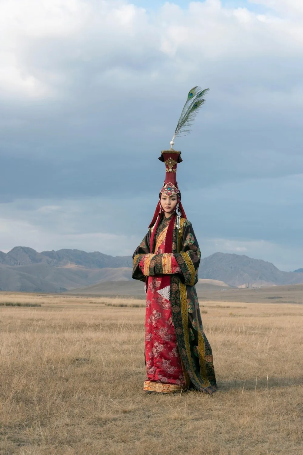 Woman in Mongolian queen attire on the steppes. Ulaan Baatar, Mongolia / Alamy