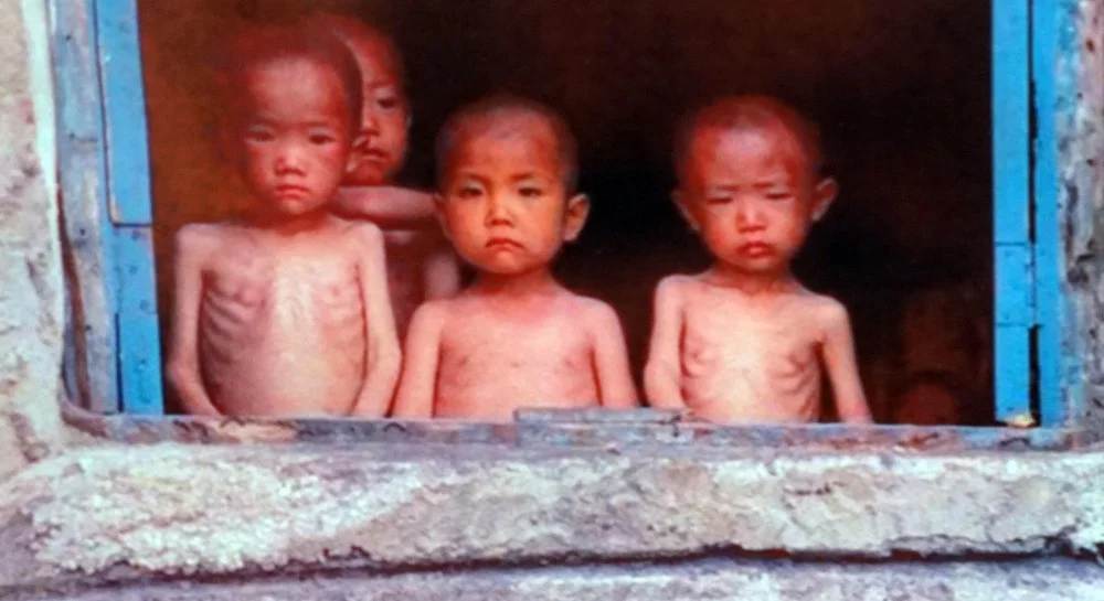 КХДР-дағы аштық кезіндегі балалар. 1990 жылдар/Alamy