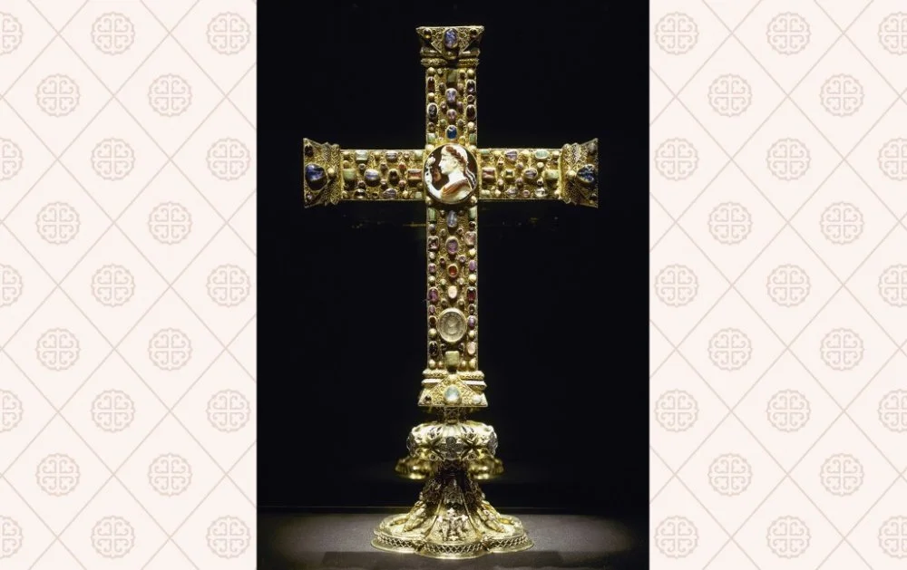 Лотарь кресті, ІІІ Оттонның құрбандыққа берілген кресті. Шамамен 1000 жыл, Аахен, Собор қазынасы / Alamy