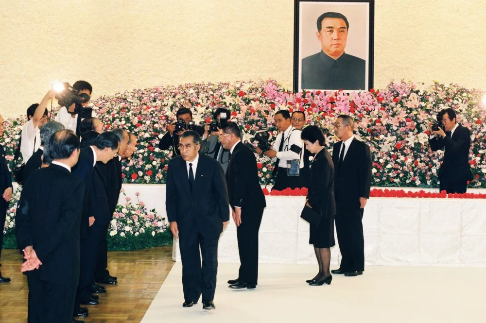 Жапон саясаткерлері Жапонияның корей қауымдастығына Ким Ир Сеннің қайтыс болуына байланысты көңіл айту үшін келді. 1994/The Asahi Shimbun via Getty Images