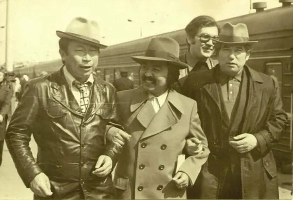 Okeev, Shamshiev and Aitmatov at the railway station in the 1970s / From free sources