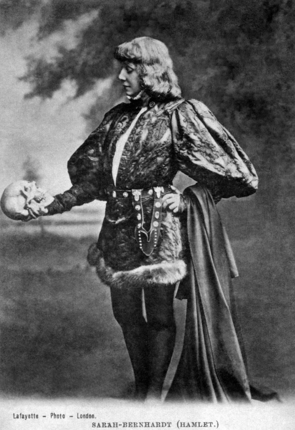 Portrait of Sarah Bernhardt as Hamlet. Lafayette Photo, London. June 1899 /Wikimedia Commons 
