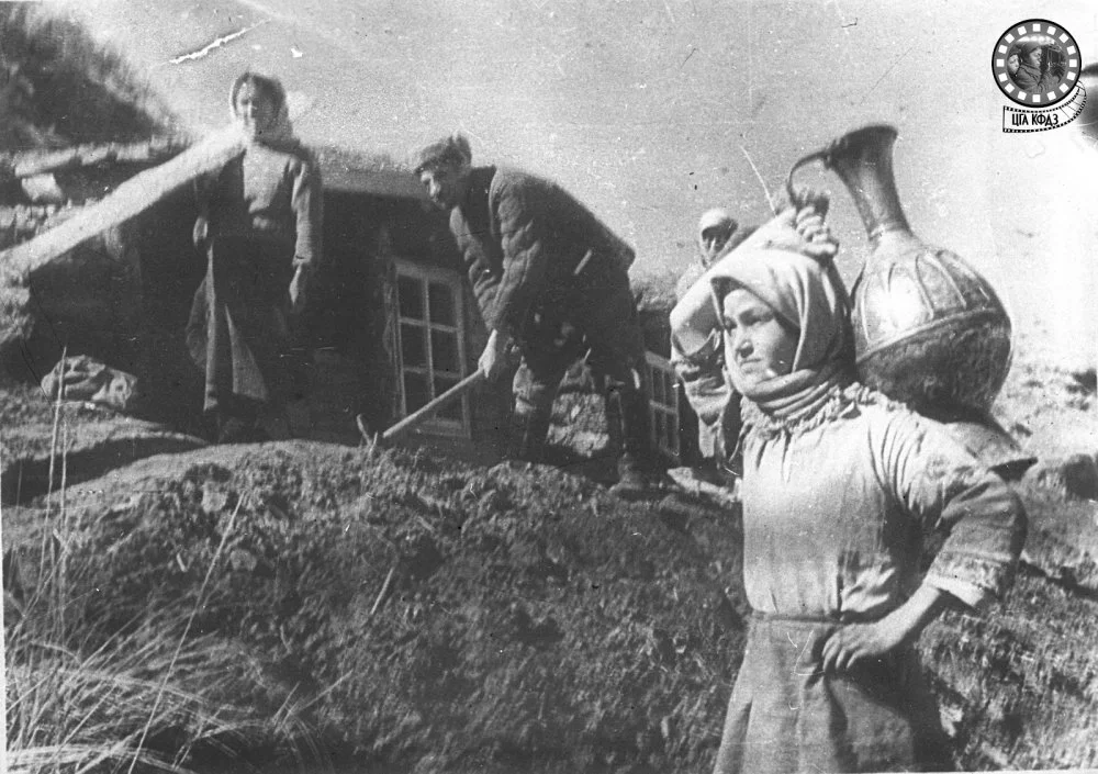 Депортированные чеченцы строят собственные дома в Талдыкорганской области после вынужденного переселения в 1944 году / ЦГА КФДЗ