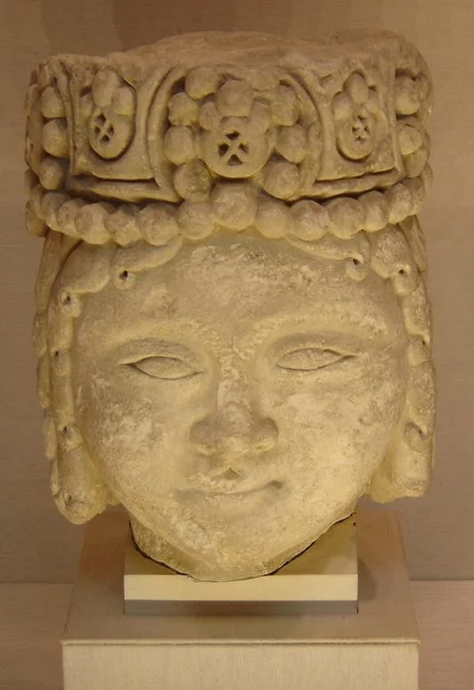 Голова мужской царской фигуры. Иран, 12–13 век / Wikimedia Commons  